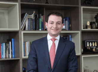 Tribunal exonera a Carlos Felipe Córdoba de acusaciones de plagio y ordena rectificación a periodista