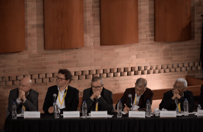 Contraloría alerta por rezagos financieros y entrega incompleta de bienes para reparar a víctimas de la JEP