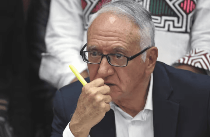 Denuncia contra el ministro de Salud intensifica el debate sobre el respeto a las decisiones judiciales y la estabilidad del sistema sanitario