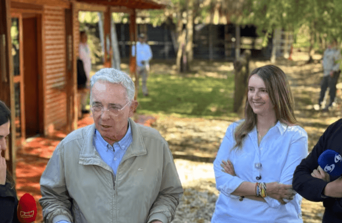 Paloma Valencia respaldó a Álvaro Uribe en Rionegro y desató una nueva confrontación política con Iván Cepeda y el petrismo