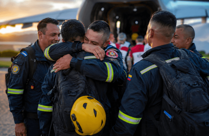 Bomberos de Envigado regresan al país tras histórica misión de rescate en Venezuela