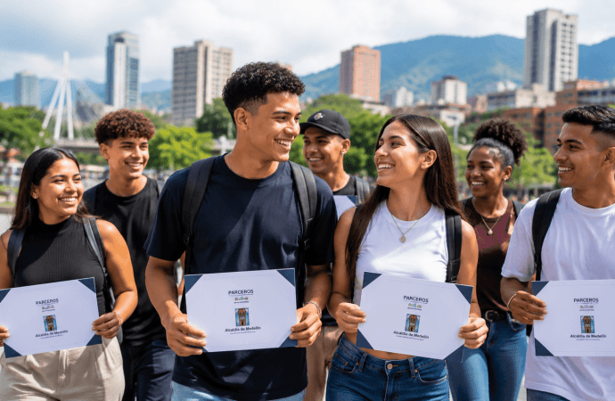 Más de 2.800 jóvenes se graduaron de Parceros y fortalecen su proyecto de vida en Medellín