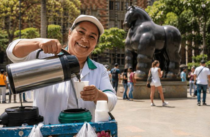 ¡Del termo al éxito! Así están transformando el negocio de los tinteros de la Plaza Botero