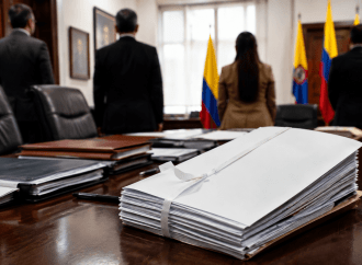 De la Espriella entrega a Fiscalía su ‘Libro Blanco’