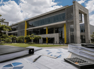 Comfenalco Antioquia enfrenta polémica por “Telaraña Azul”