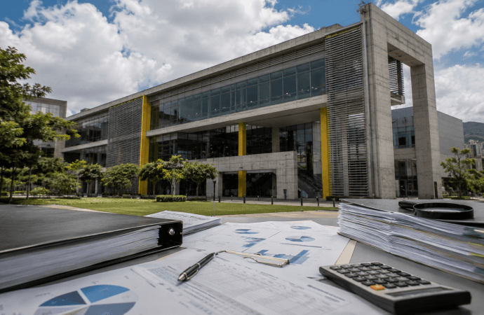 Comfenalco Antioquia enfrenta polémica por “Telaraña Azul”