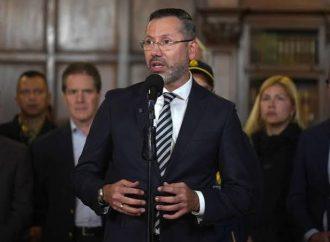 Ministro de Vivienda ofrece disculpas por viaje durante terremoto