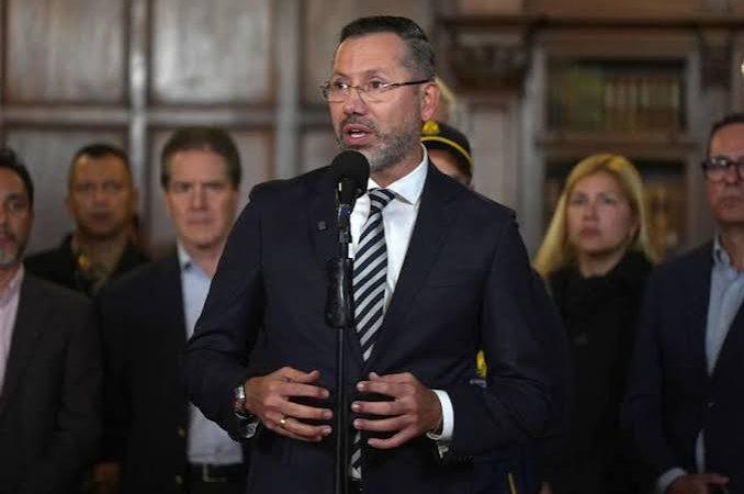 Ministro de Vivienda ofrece disculpas por viaje durante terremoto