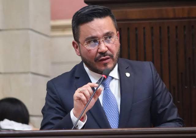 Jorge Laverde asume como contralor y promete más control