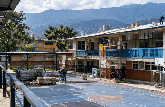 Medellín inicia obras en siete colegios oficiales